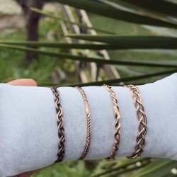 LAJA 1250 Serisi koyu mat yüzeyli, burgu ve el ile form verilmiş 4’lü bakır bileklik seti