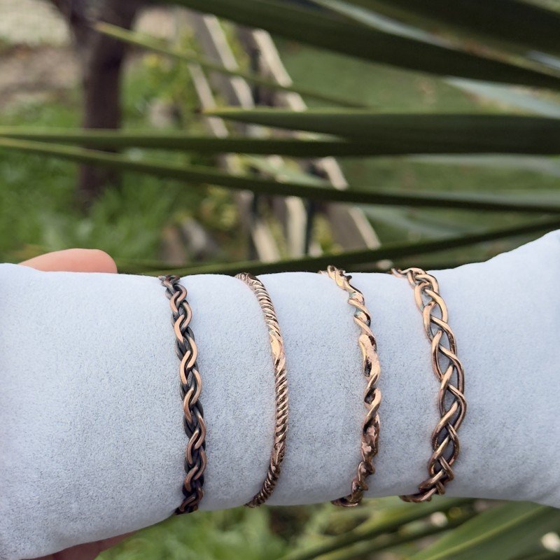 LAJA 1250 Serisi koyu mat yüzeyli, burgu ve el ile form verilmiş 4’lü bakır bileklik seti