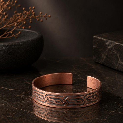 LAJA-1567 | Meander (Grek Anahtarı) Geometrik Geçme Desenli El Yapımı Saf Bakır Bileklik (Unisex)