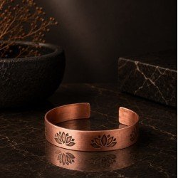 LAJA-1570 Saf Bakır Kelepçe Bileklik – Lotus Çiçeği Ajur Motif LAJA-1570 lotus çiçeği motifli ajur saf bakır kelepçe bileklik ürün fotoğrafı