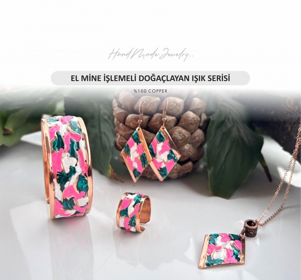 EL YAPIMI MİNE İLE RENKLENDİRİLMİŞ MİNELİ BİLEKLİK. VE TAKI LAR