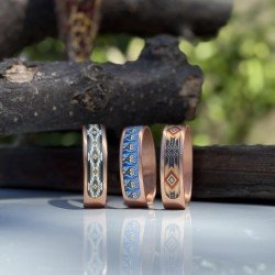 Etnik desenli, sert UV baskılı ve akrilik vernik korumalı Laja 1700 serisi 3’lü bakır bileklik seti