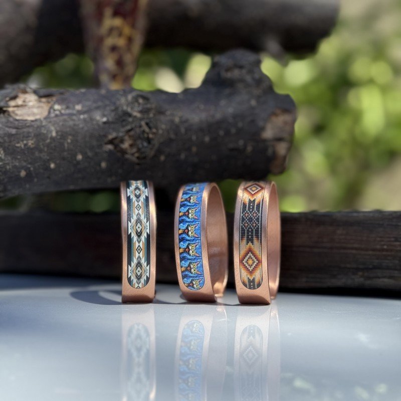 Etnik desenli, sert UV baskılı ve akrilik vernik korumalı Laja 1700 serisi 3’lü bakır bileklik seti