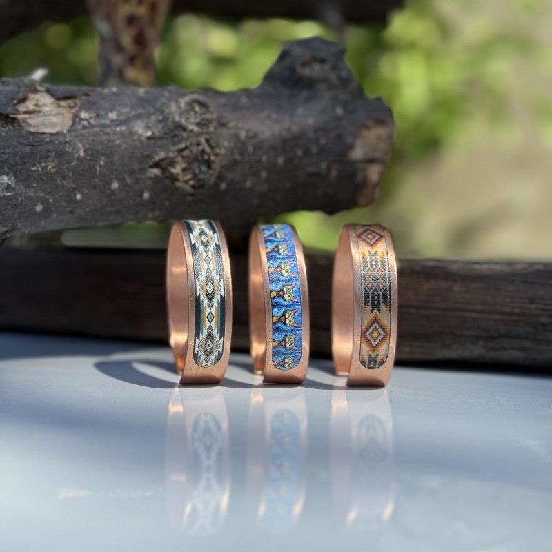 Etnik desenli, sert UV baskılı ve akrilik vernik korumalı Laja 1700 serisi 3’lü bakır bileklik seti