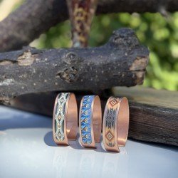 Etnik desenli, sert UV baskılı ve akrilik vernik korumalı Laja 1700 serisi 3’lü bakır bileklik seti