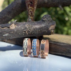 Etnik desenli, sert UV baskılı ve akrilik vernik korumalı Laja 1700 serisi 3’lü bakır bileklik seti