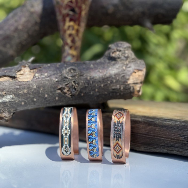 Etnik desenli, sert UV baskılı ve akrilik vernik korumalı Laja 1700 serisi 3’lü bakır bileklik seti