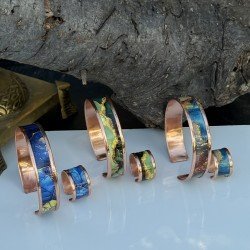 LAJA-2500 | Maviyle Yeşilin Bakırla Dansı Satın Al LAJA-2500 Serisi mavi ve yeşil tonlarda el yapımı bakır bileklik 3’lü 2’li set koleksiyonu – LAJA & CO