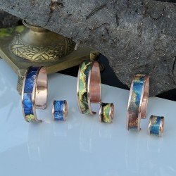 LAJA-2500 | Maviyle Yeşilin Bakırla Dansı Satın Al LAJA-2500 Serisi mavi ve yeşil tonlarda el yapımı bakır bileklik 3’lü 2’li set koleksiyonu – LAJA & CO