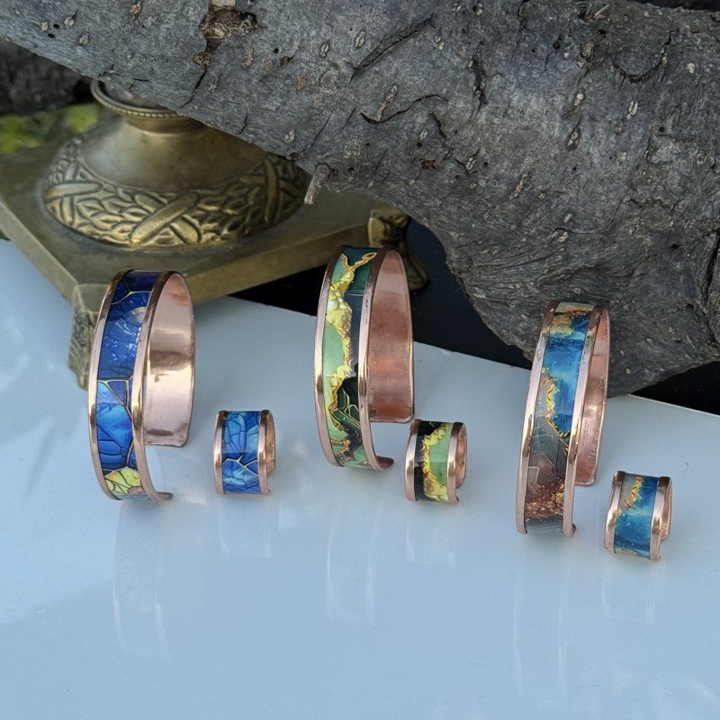 LAJA-2500 | Maviyle Yeşilin Bakırla Dansı Satın Al LAJA-2500 Serisi mavi ve yeşil tonlarda el yapımı bakır bileklik 3’lü 2’li set koleksiyonu – LAJA & CO