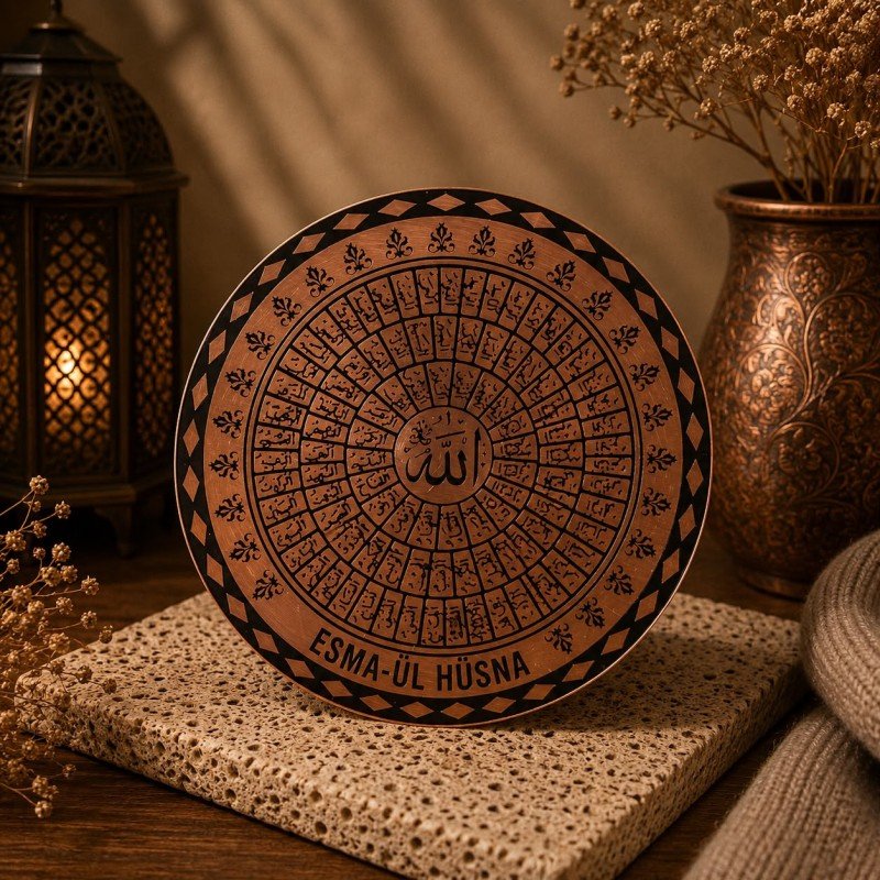 LAJA-MG-2 Esma-ül Hüsna – Saf Bakır Magnet 6×6 cm LAJA-MG-2 Esma-ül Hüsna el yapımı saf bakır yuvarlak magnet ürün fotoğrafı