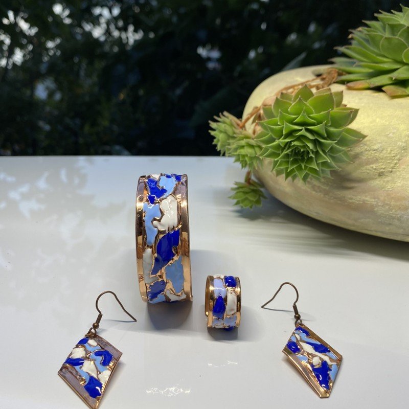 LAJA-3002 Zarif El İşçiliği Mine İşlemeli 4'lü Set Bakır Bileklik, Yüzük ve Küpe KOLYE DAHİL LAJA-3002 Zarif El İşçiliği Mine İşlemeli 4'lü Set Bakır Bileklik, Yüzük ve Küpe KOLYE DAHİL