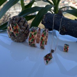 LAJA-3021 Özel Transparan Mine ile Renklendirilmiş 4’lü Bakır Takı Seti LAJA-3021 Özel Transparan Mine ile Renklendirilmiş 4’lü Bakır Takı Seti