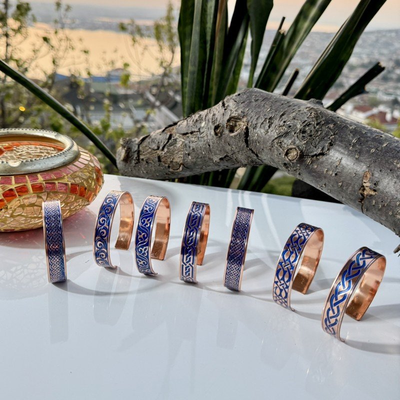 LAJA-1530 – Gece Mavisi Renklendirilmiş Oyma Bakır Bileklik LAJA-1530 – Gece Mavisi Renklendirilmiş Oyma Bakır Bileklik