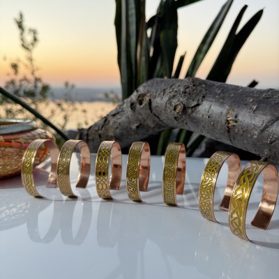 LAJA-1540 – Otantik Sarı Renkli Oyma Bakır Bileklik