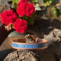 LAJA-1705 – “Mavi Nü” El Yapımı Bakır Bileklik | Etnik Desenli UV Baskı | Unisex Tasarım LAJA-1705 – “Mavi Nü” El Yapımı Bakır Bileklik | Etnik Desenli UV Baskı | Unisex Tasarım