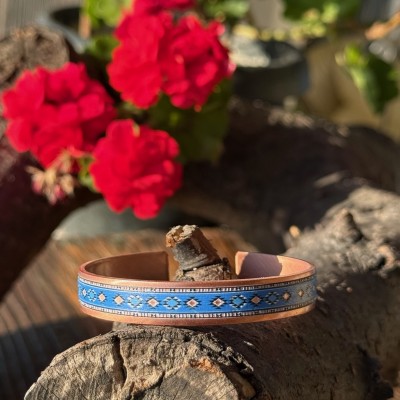 LAJA-1705 – “Mavi Nü” El Yapımı Bakır Bileklik | Etnik Desenli UV Baskı | Unisex Tasarım