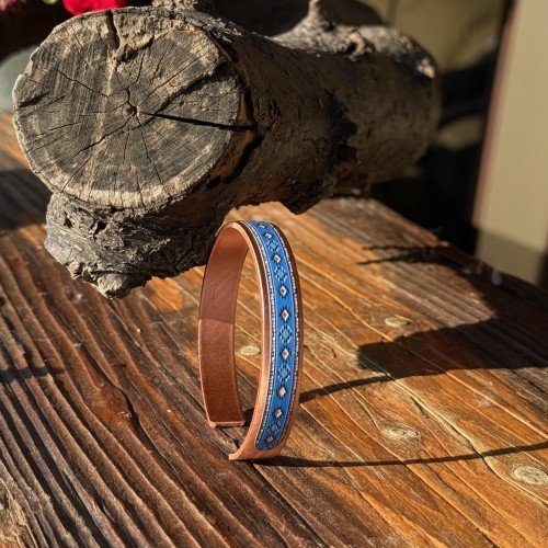 LAJA-1705 – “Mavi Nü” El Yapımı Bakır Bileklik | Etnik Desenli UV Baskı | Unisex Tasarım LAJA-1705 – “Mavi Nü” El Yapımı Bakır Bileklik | Etnik Desenli UV Baskı | Unisex Tasarım