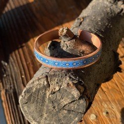 LAJA-1705 – “Mavi Nü” El Yapımı Bakır Bileklik | Etnik Desenli UV Baskı | Unisex Tasarım LAJA-1705 – “Mavi Nü” El Yapımı Bakır Bileklik | Etnik Desenli UV Baskı | Unisex Tasarım