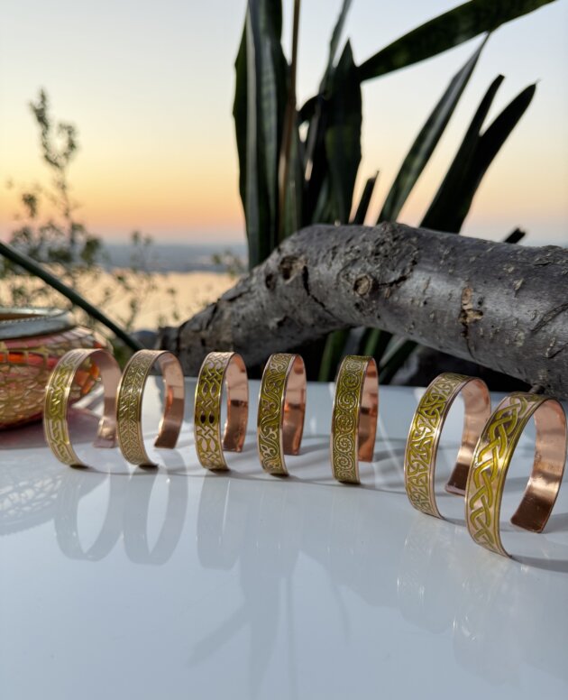 LAJA-1540 – Otantik Sarı Renkli Oyma Bakır Bileklik