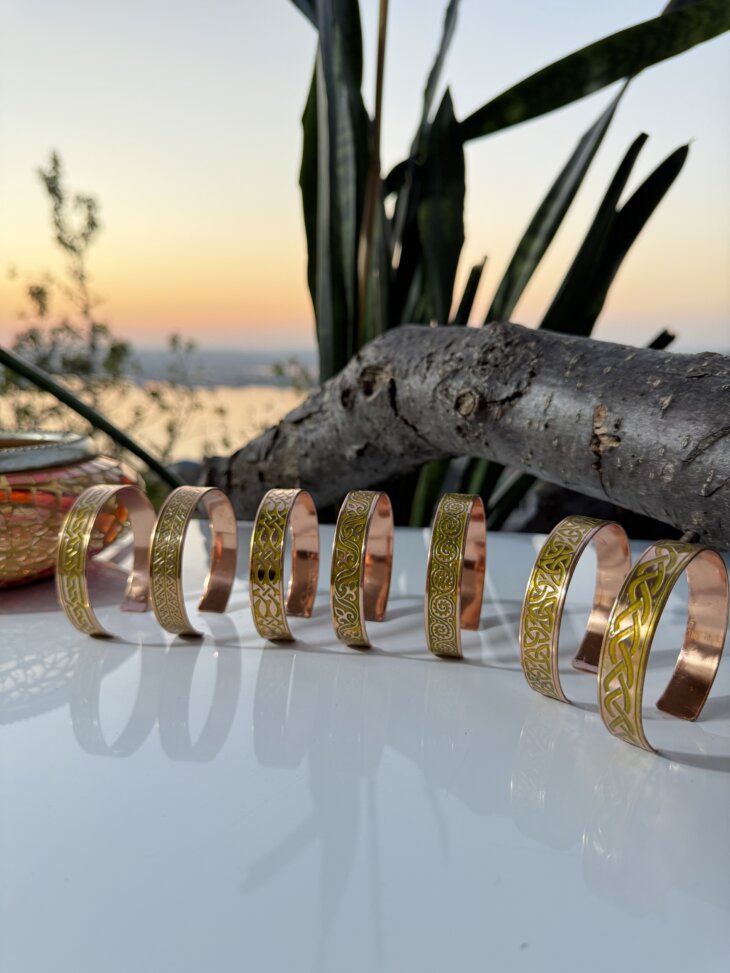LAJA-1540 – Otantik Sarı Renkli Oyma Bakır Bileklik